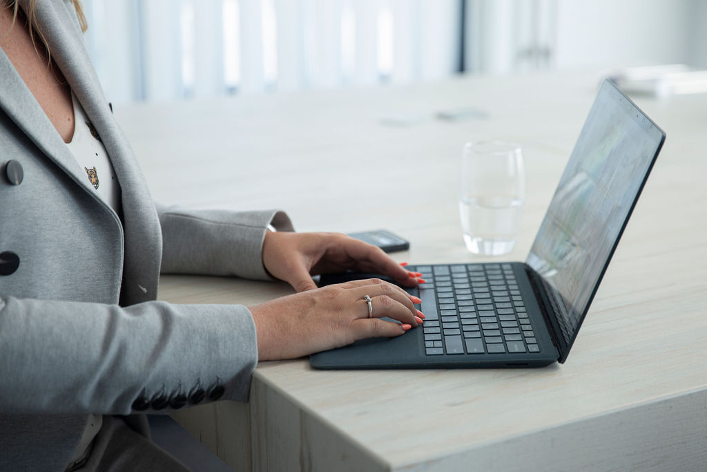 Digitaal netwerken vrouw laptop